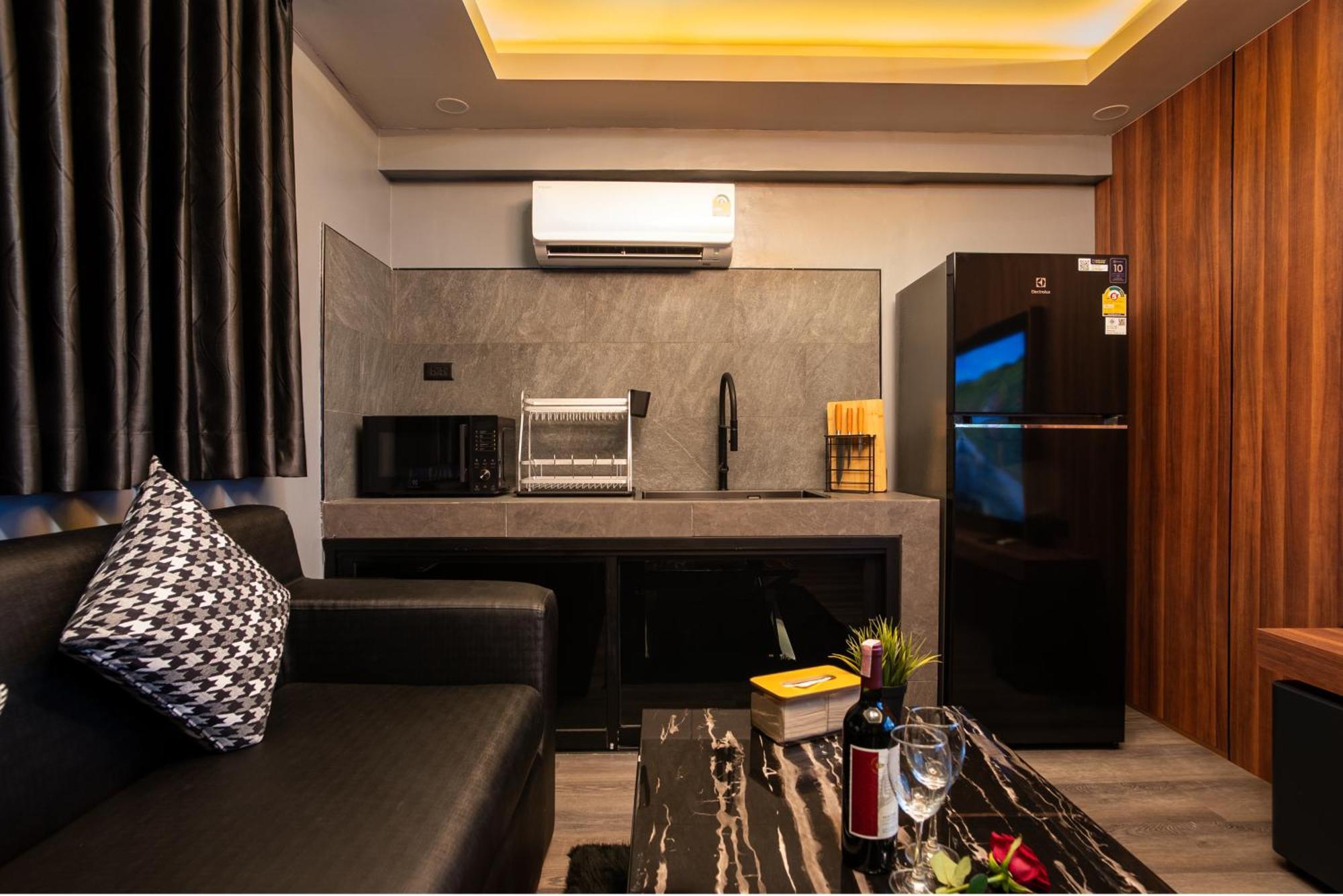 Three Double U - Kalim Sea View Appartement